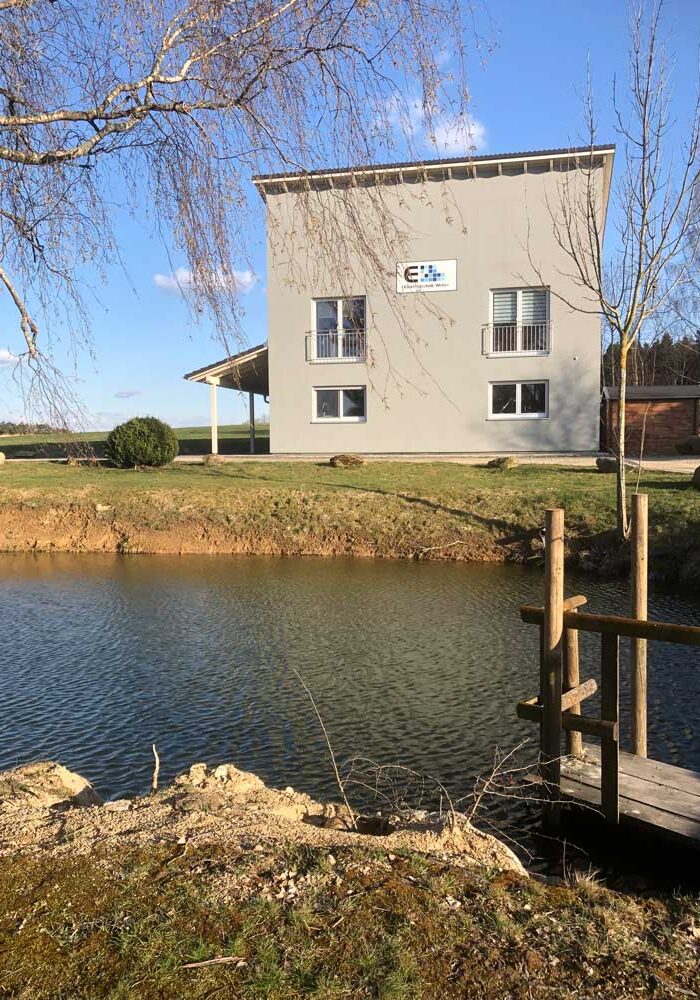 Das Überwasser unserer Quelle speist den romantischen Weiher vor unserem Firmengebäude.
